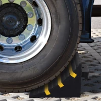 HOMCOM 2 PCs Rubber Wheel Chocks Heavy Duty Blocks for Vehicles, Cars, Caravan, Trailer with Handle 25L x 16W x 19H cm(m-2)