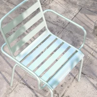 Outsunny Ensemble bistro de jardin 3 pièces salon de jardin 2 chaises empilables avec accoudoirs + table basse ronde en acier(m-9)