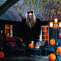 HOMCOM Halloween-Dekoration Skelettbraut, LED-Augen, heult, dreht sich, Geräusch- & Bewegungssensor, 100 cm(m-2)