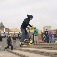HOMCOM Monopattino Freestyle con Manubrio Girevole, Struttura Acciaio e Alluminio per Ragazzi da 14 Anni(m-8)