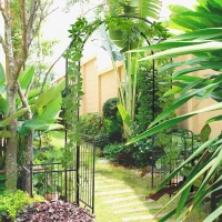 Outsunny Metal Garden Arbor Arch with Double Doors, 2 Side Planter Baskets, Climbing Vine Frame, Black(m-2)