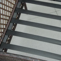 Outsunny Conjunto de Muebles de Ratán Juego de 3 Piezas de Jardín 2 Sillones 65x66x75 cm y Mesa de Vidrio Templado 50x50x50 cm con Cojines Acolchados para Terraza Patio Marrón y Gris(m-8)