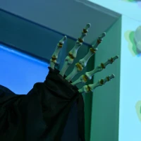 HOMCOM Halloween-Dekoration Skelettbraut, LED-Augen, heult, dreht sich, Geräusch- & Bewegungssensor, 100 cm(m-9)