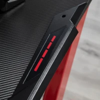 HOMCOM Mesa Gaming Escritorio 122x66x76 cm para Ordenador Tablero de Fibra de Carbono Portavasos Gancho para Auriculares Soporte de Gamepad y 2 Orificios Pasacables Negro y Rojo(m-9)