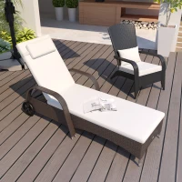 Outsunny Lettino Prendisole da Giardino con Ruote, Sedia a Sdraio per Spiaggia con Altezza Regolabile in Rattan, Marrone e Crema, 200x73x103cm(m-2)