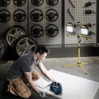 HOMCOM Faretti LED da Lavoro da 6500K con Treppiede Staccabile, in Alluminio e Metallo, 75x62x170 cm, Giallo e Nero(m-2)