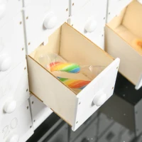 HOMCOM Calendario dell'Avvento in Legno da Riempire con 24 Cassetti e Villaggio di Natale con Alberi e Luci, 39x9x42cm(m-9)