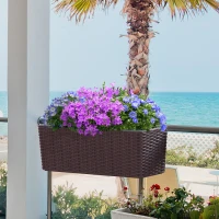 Outsunny Jardinière Suspendue pour Fleurs Plantes balconnière en résine tressée avec Supports réglables et système d'irrigation PP métal dim. 50L x 19l x 19H cm Marron et Noir(m-2)