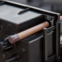 Outsunny Jardinière Suspendue pour Fleurs Plantes balconnière en résine tressée avec Supports réglables et système d'irrigation PP métal dim. 50L x 19l x 19H cm Marron et Noir(m-9)