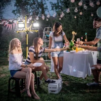 HOMCOM Projetor LED Duplo Recarregável com Tripé Dobrável 8500 Lúmenes IP65 6500K e Ajustáveis para Trabalho Amarelo e Preto(m-9)