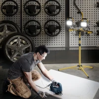 HOMCOM Projetor LED Duplo Recarregável com Tripé Dobrável 8500 Lúmenes IP65 6500K e Ajustáveis para Trabalho Amarelo e Preto(m-2)