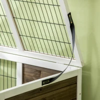 PawHut Coelheira de Madeira Elevada com Zona Aberta Teto Rebatível Portas com Fecho Bandeja Removível 90x53x87 cm Marrom e Branco(m-8)