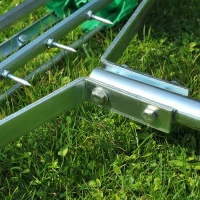 Outsunny Rasenlüfter Grifflänge einstellbar Handvertikutierer Rasenbelüften Stachelwalze Rasen rollender Rasenlüfter pflegen Garten verzinktes Rohr Grün+Silber 139 x 43,5 x 15 cm(m-9)