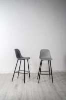 E-STYLO Sgabello da cucina in polipropilene grigio scuro e gambe in metallo nero con poggiapiedi, 47.5cm X 37cm H. 91.5cm.(m-2)