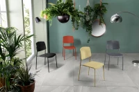 E-STYLO Set di 4 sedie in polipropilene giallo e gambe in metallo giallo, 52cm X 52cm H.79cm(m-2)