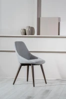 E-STYLO Sedia da pranzo in tessuto grigio chiaro con gambe e struttura in massello di noce, 58cm X 49cm H. 85cm.(m-6)