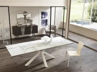 E-STYLO Tavolo allungabile con top in ceramica marmo bianco e vetro temperato, gambe in metallo verniciato bianco, 90cm X 160/240cm H.76cm(m-3)