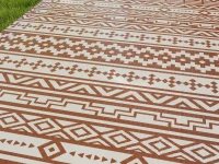 Outsunny Outdoor Wendeteppich 1,8 x 2,7 m, mit geometrischem Wandmuster in PP, Transporttasche Rot und Weiß(m-5)