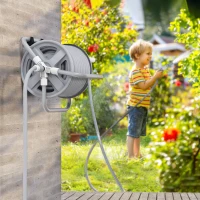 Outsunny Schlauchaufroller 20m + 2m, einstellbare 2-in-1 Spritzdüse, zur Wandmontage oder zum Aufstellen(m-2)