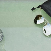 Outsunny Mesa de Centro de Jardín Tapa de Cristal Templado 5 mm Resina Trenzada Imitación Ratán Marrón(m-5)