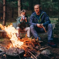 Outsunny Faltstuhl 2 Sitzer faltbar Campingstuhl mit Armlehnen Seitentasche bis 240kg belastbar Grau(m-2)