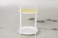 HOMCOM Mesa de Apoio com Prateleira de Vime Plástico Bandeja Removível e Alça Portátil 43,5x42,5x60cm Branco(m-1)