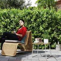 Outsunny Mesa de Jardín de Ratán Sintético con Encimera de Vidrio Templado y Patas Ajustables para Exterior 50x50x44 cm Natural(m-2)