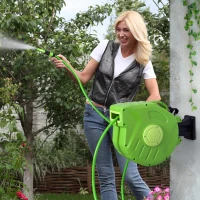 Outsunny Avvolgitubo da Giardino Retrattile con Tubo dell'Acqua 15 m, Rullo Avvolgitubo da Parete Girevole a 180°, Avvolgitubo Automatico Tubo da Giardino per Irrigazione in plastica, Verde(m-2)