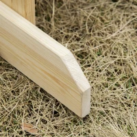 Outsunny speelhuis voor kinderen, houten kinderspeelhuis met raam, brievenbus, buitentuin speelhuis met bloempottenrek, houten speelhuis voor 3-7 jaar, dennenhout, naturel, 113 x 94 x 134,5 cm(m-12)