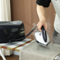 HOMCOM Ferro com Caldeira 2800W 100 g/min 8 Bares Função ECO Base de Cerâmica Desligamento Automático Sistema Anticalcário Autolimpeza Depósito Amovível 2 L Azul(m-2)