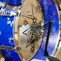 AIYAPLAY Set Kinder Schlagzeug mit Bassdrum mit Pedal, Trommeln, Becken und Hocker, Alter 3-6 Jahre, Blau(m-3)