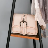 HOMCOM Cabide de Pé Metálico com 6 Ganchos e Prateleiras Cabide de Pé para Pendurar Roupas Bolsas Chapéus 46x52x182 cm Preto e Madeira(m-10)