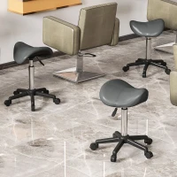 HOMCOM Sgabello Girevole a Sella con Ruote e Altezza Regolabile, Imbottito e Rivestito in Finta Pelle, Grigio(m-8)