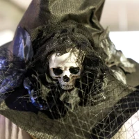 Outsunny 170 cm Halloween Decoratie Halloween Heks met LED-lichten, Geluidsfunctie verstelbare Armen, Hoofd(m-9)