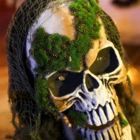 Outsunny Halloween Animated Skeleton with Glowing LED Eyes, Half-Body Scary Halloween Decorations, Battery Operated, Indoor Party Props(m-9)