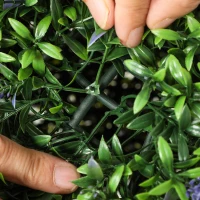 HOMCOM Conjunto de 2 Bolas de Topiária Artificial Plantas Decorativas Falsas Resistentes Aos Raios UV Ø 42 cm Violeta e Verde(m-5)