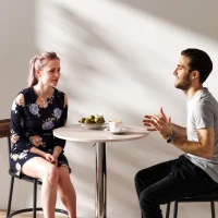 HOMCOM Höhenverstellbarer Bartisch mit 360°-Drehfunktion, runder Fuß, Hochtisch für Küche/Essbereich Ø60x67-93 cm Natur(m-4)