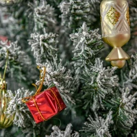 HOMCOM Albero di Natale Innevato in PP Verde con 492 Rami Ignifughi e Base in Acciaio Inox, Ø60x180 cm(m-9)