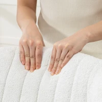 HOMCOM Poltrona a dondolo, con cuscino, seduta imbottita, schienale alto, 67 x 88 x 104 cm, Bianco(m-5)