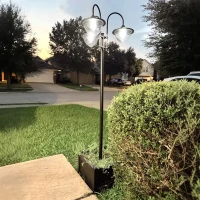 Outsunny Candeeiro Solar de Jardim com 18 Luzes LED Branco Frio 6000K Impermeável IP44 Sensor de Noite e Base em Forma de Floreira Candeeiro de Exterior para Terraço Pátio 60x55x189cm Preto(m-8)