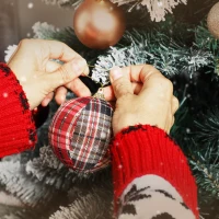 HOMCOM Künstlicher Weihnachtsbaum 180 cm künstlich Tannenbaum mit Schnee, 1000 Spitzen 34 Tannenzapfen Breite Basis(m-9)
