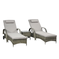 Outsunny Set de 2 șezlonguri mari confortabile : saltea, tetieră, spătar reglabil pe multiple poziții, cotiere, roți + măsuță joasă cu blat din sticlă securizată și rășină împletită gri