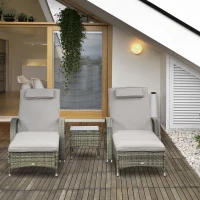 Outsunny Set de 2 șezlonguri mari confortabile : saltea, tetieră, spătar reglabil pe multiple poziții, cotiere, roți + măsuță joasă cu blat din sticlă securizată și rășină împletită gri(m-2)
