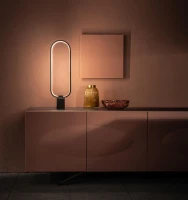 E-STYLO Lampada da tavolo con struttura ovale e base in marmo, caratterizzata da un design moderno e scultoreo che unisce eleganza e funzionalità, 7cm X 18cm H. 60cm(m-3)