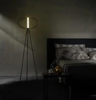 E-STYLO Lampada da terra con paralume a struttura metallica dorata e treppiede nero, perfetta per aggiungere un tocco moderno e sofisticato a qualsiasi ambiente, 50cm X 50cm H. 150cm(m-3)