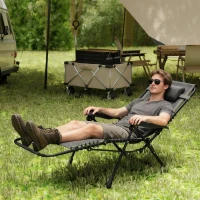Outsunny Opvouwbare Zonneligstoel Tuinligstoel met Kussen, 5-posities Verstelbare Rugleuning tot 120 kg Belastbaar Zwart(m-10)