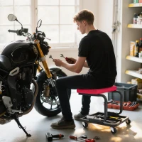 HOMCOM Tabouret de mécanicien tabouret d'atelier mobile charge 135 kg plateau outils roulettes inclus 36,5 x 33,5 x 35 cm rouge(m-9)