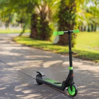 HOMCOM Trottinette électrique enfants 6 ans + pliable scooter électrique vitesse 8 km/h 71x36,5x75-80cm, aluminium, acier, vert(m-10)