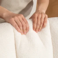 HOMCOM Silla Mecedora con Reposapiés Tapizado en Bouclé Cojín Acolchado y Reposabrazos y Patas de Madera Carga 120 kg Blanco(m-9)