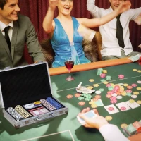 SPORTNOW Pokerchips-set in koffer, met dobbelstenen, dealerbutton, 2 kaartspellen, zilverkleurig(m-10)